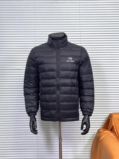 #羽绒内胆实拍 工厂 始祖鸟七代 SV7三合一 冲锋衣羽绒服 一衣三穿,包揽你的春夏秋冬 防水面料商务休闲户外必备冲锋衣外套,外层采用GORE-TXE面料,深层防水!超强防风防水~防水5000+ 透气10000 户外野外保暖性能更稳定!全身无缝压胶工艺,工艺次序的非常严谨!手工每件逐一定位,上机压合,大烫平整,再次上机复压,最后再进行高温大烫修型外观,无论是穿着舒适 还是版型效果 都是顶级款式设计简约,在工艺面料上下了大功夫~袖口设计采用魔术贴闭合设计原厂YKK拉链,口袋全部采用拉链闭合,携带物品安全存放,必须全力主推! 内胆:90白鸭绒,可拆内胆,可当独立羽绒服穿着.保暖性和舒适性各方面都叫人无话可说! 颜色:经典黑 埃及橙 烟灰色 波尔多红 破晓蓝